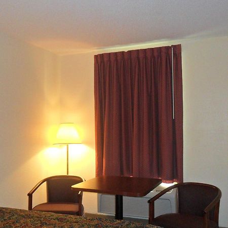 Luxury Inn & Suites Селма Стая снимка